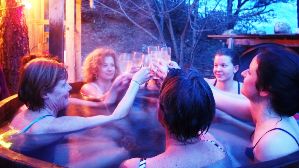 séjour randonnées raquettes à neige : détente dans bain finlandais, une eau à 38°