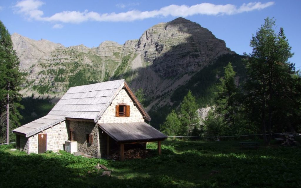 Tous nos séjours de randonnées se déroulent sur des territoires de montagne. Une attention particulière a été apportée sur l’hébergement. Vous serez accueillis dans des gîtes, auberges, chambres et tables d’hôtes tous situés dans des cadres naturels exceptionnels, souvent isolés du monde.