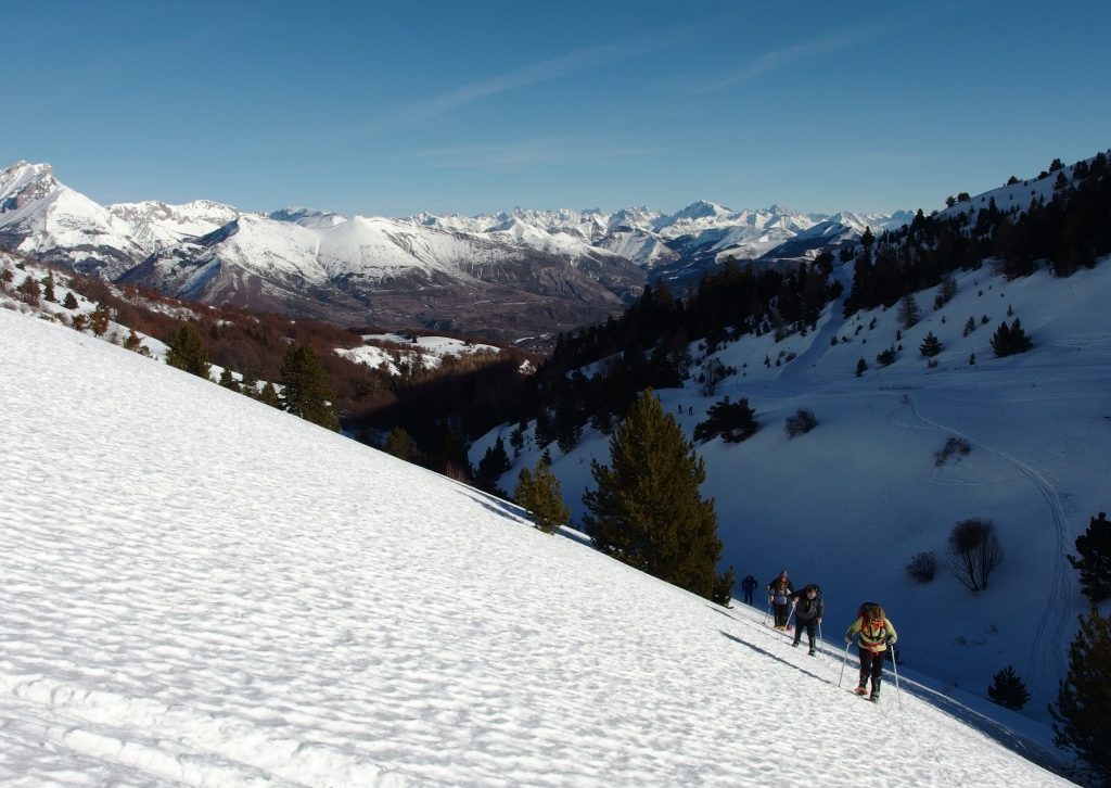 Randonnée en raquettes à neige  semaine en pension complète en hôtel &  guidage inclus