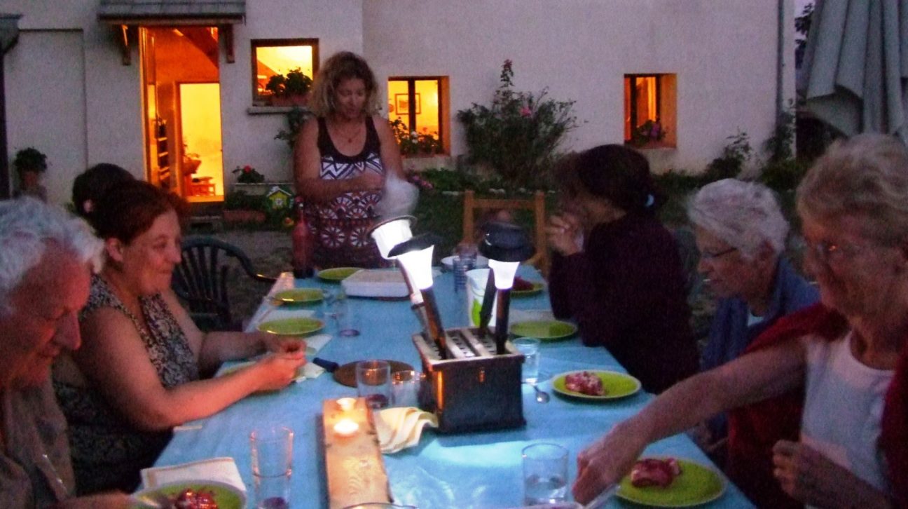 dîner-extérieur-devant-le-gîte-dans-la-douceur-de-la-nuit-estivale-bandeau2