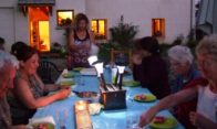 dîner-extérieur-devant-le-gîte-dans-la-douceur-de-la-nuit-estivale-bandeau2