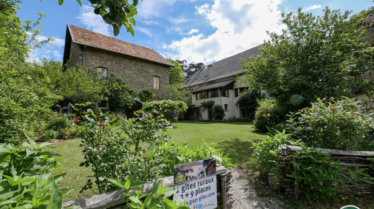 entrée jardin gîte propriété 1 ha